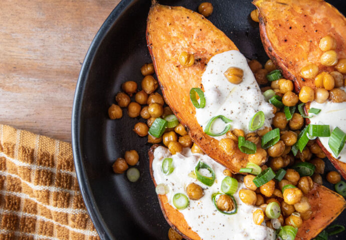 Gepofte Zoete Aardappel Met Kikkererwten En Yoghurtdressing