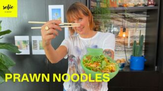 Wok met scampi, noedels en honing-sojasaus