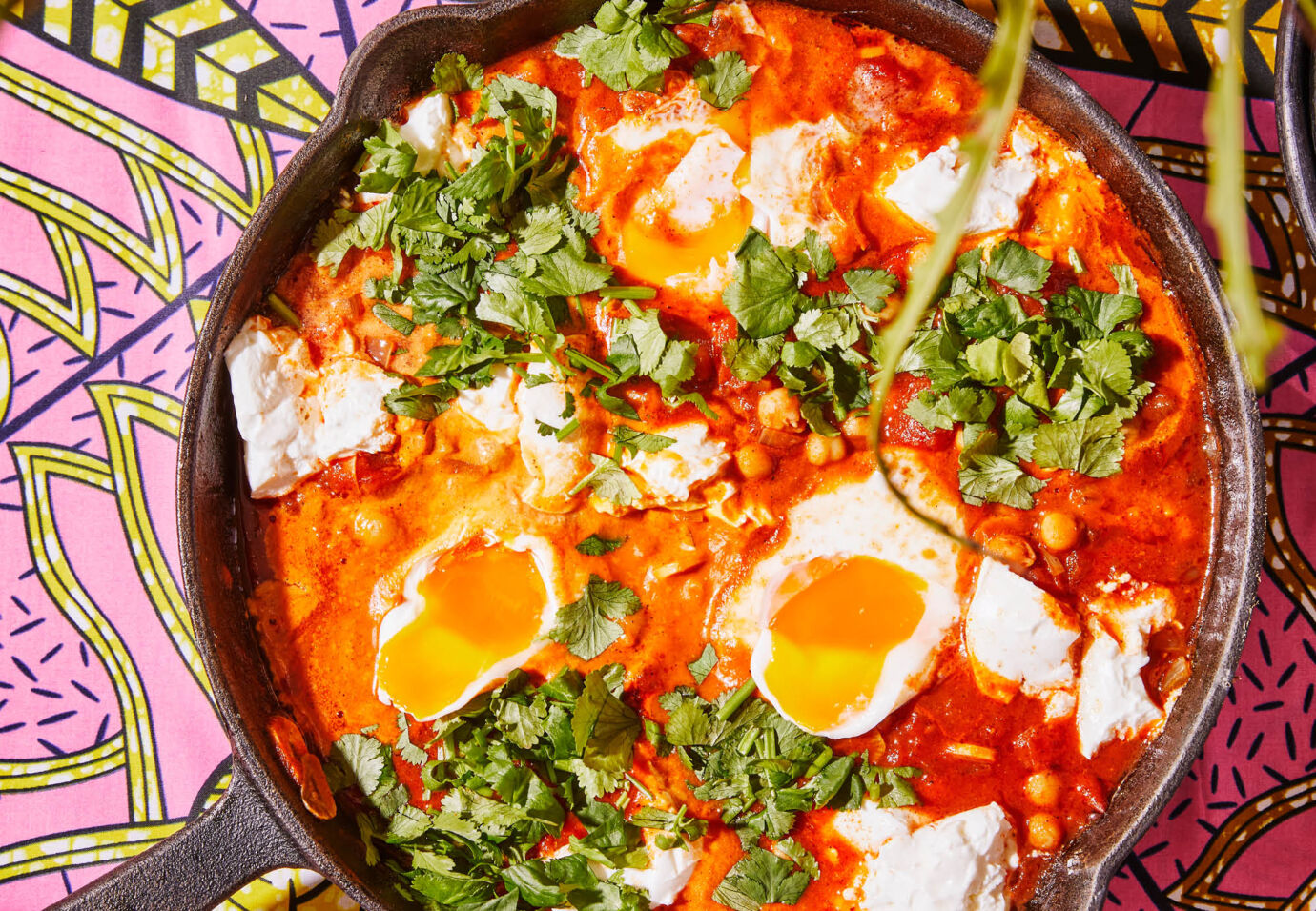 Shakshuka met kikkererwtjes en verse geitenkaas