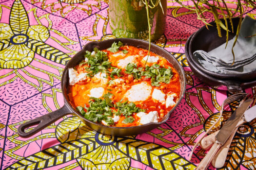 Shakshuka met kikkererwtjes en verse geitenkaas