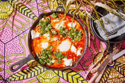 Shakshuka met kikkererwtjes en verse geitenkaas