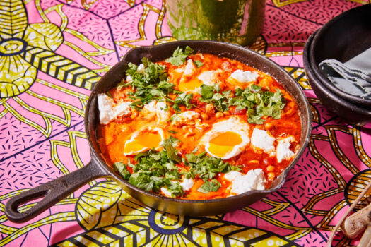 Shakshuka met kikkererwtjes en verse geitenkaas