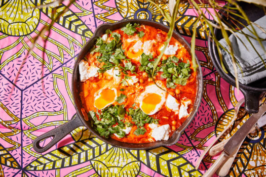 Shakshuka met kikkererwtjes en verse geitenkaas