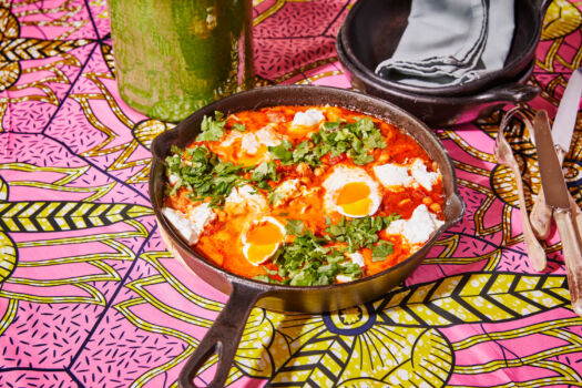 Shakshuka met kikkererwtjes en verse geitenkaas