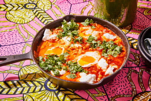 Shakshuka met kikkererwtjes en verse geitenkaas