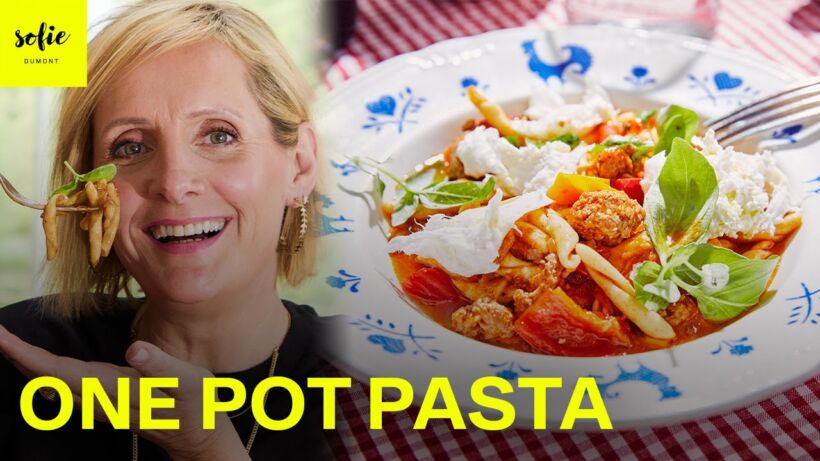 One pot pasta met salsiccia en tomaat in de Airfryer met burrata en basilicum