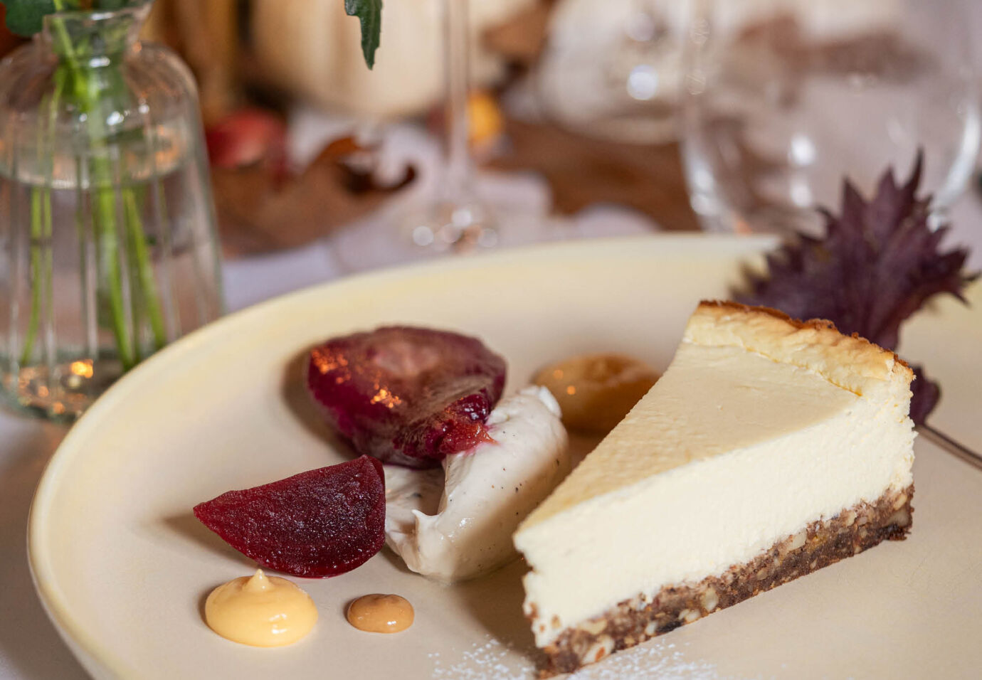 Cheesecake met Comté op notenbodem