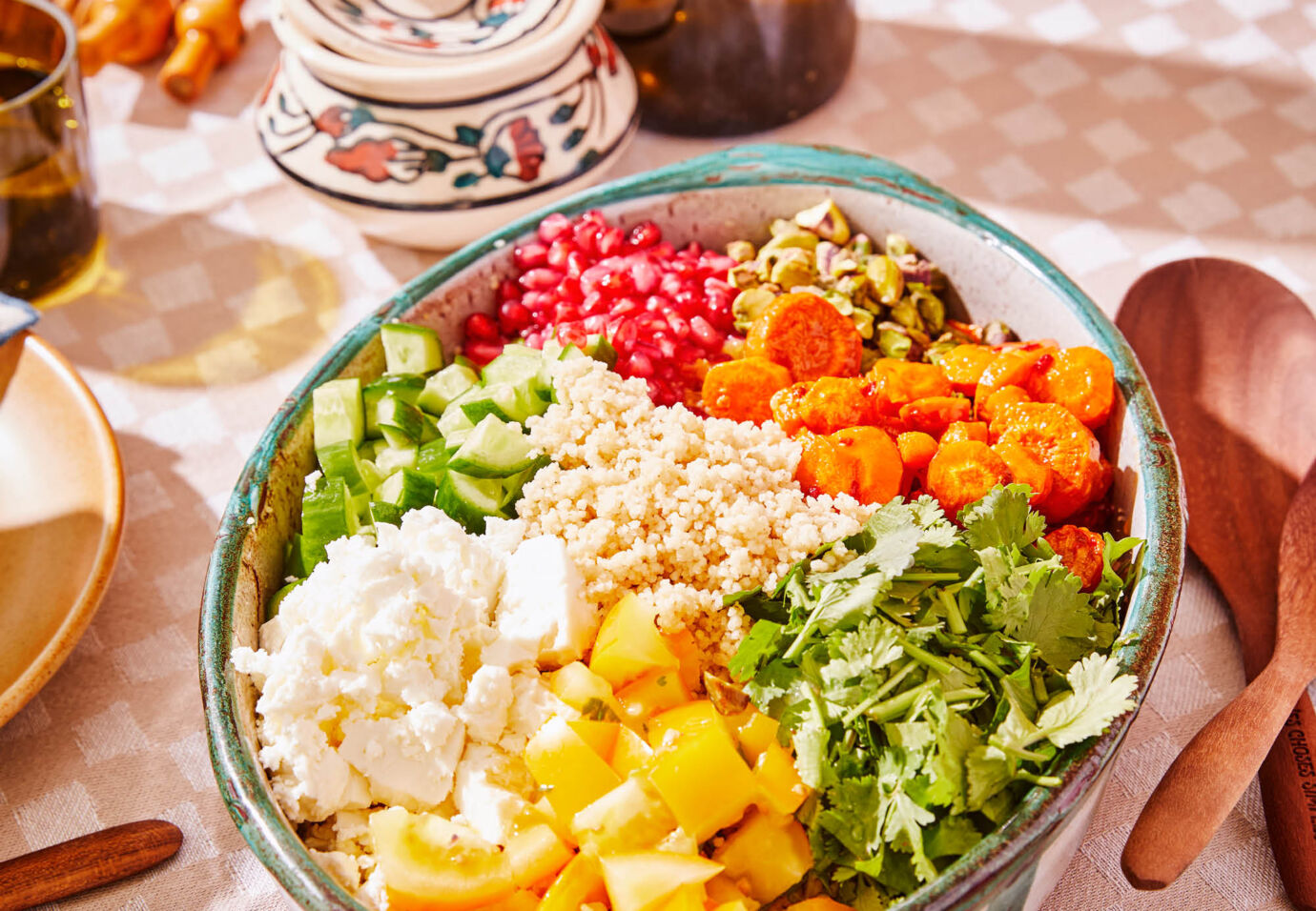 Couscous Salade met Gecarameliseerde Wortel, Feta, Granaatappel en Pistachenoten