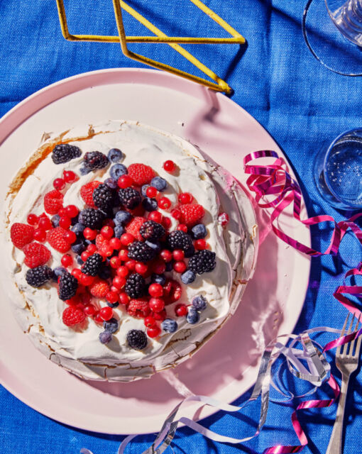 pavlova-met-rood-fruit-sofie-dumont-chef-scaled_1020x1280_bijgeknipt