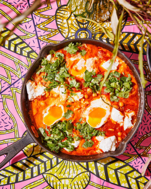 shakshuka-met-kikkererwtjes-en-verse-geitenkaas-sofie-dumont-chef-scaled_1020x1280_bijgeknipt