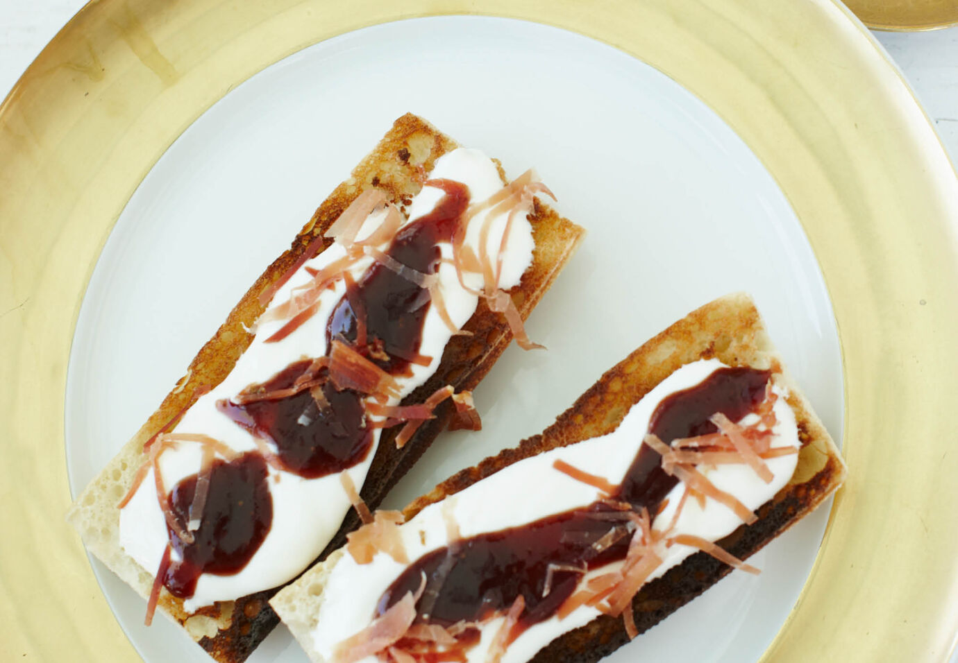 Toast met Plattekaas, Aardbeienconfituur en Serranoham Sofie Dumont Chef