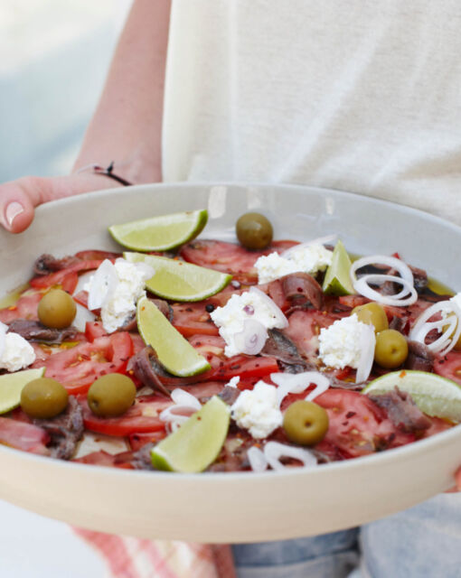 tomatensalade-met-kappertjes-en-ricotta-op-zn-mediterraans-sofie-dumont-chef-scaled_1020x1280_bijgeknipt